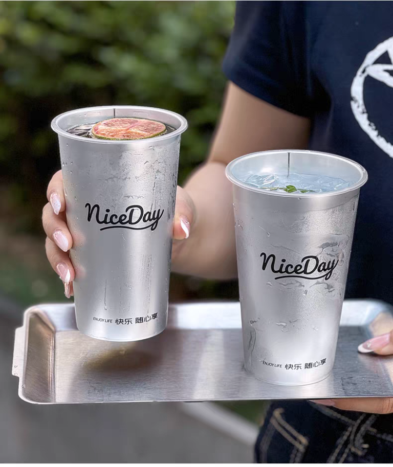 Metallic IML cups in silver and gold for bubble tea